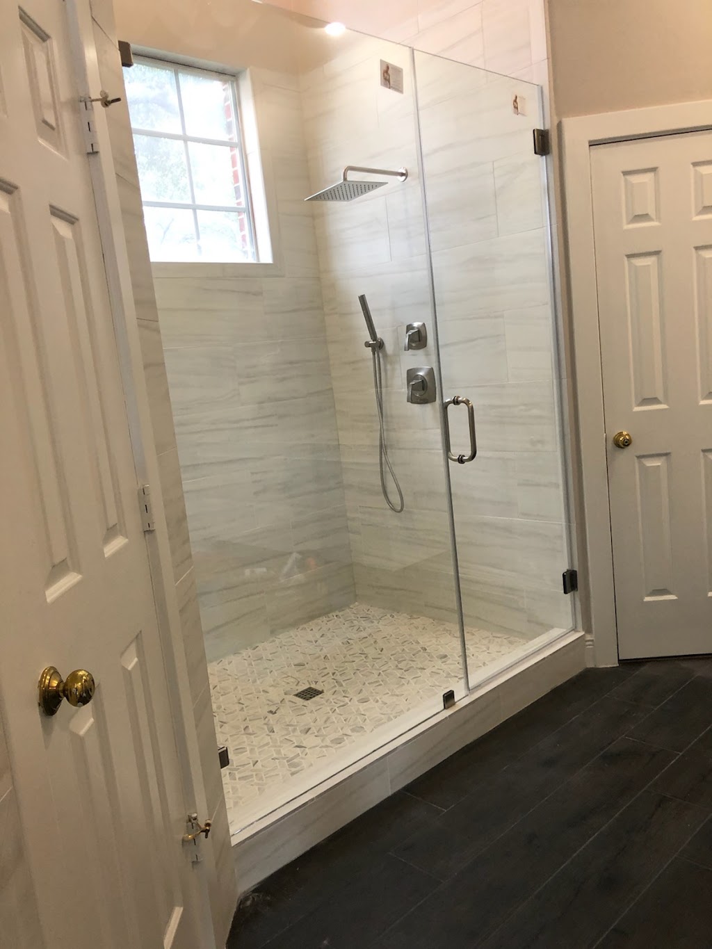 NewLuxe Bath Glass | 22803 Industry Ln, Tomball, TX 77375, USA | Phone: (281) 586-7785