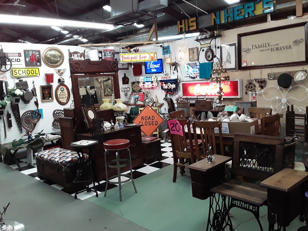 Centerville Antique Mall & Auction House | 200 Union St, Centerville, IN 47330, USA | Phone: (765) 855-5551