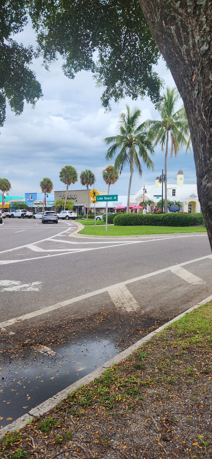 Beach House | 351 St Armands Cir, Sarasota, FL 34236, USA | Phone: (508) 474-2954