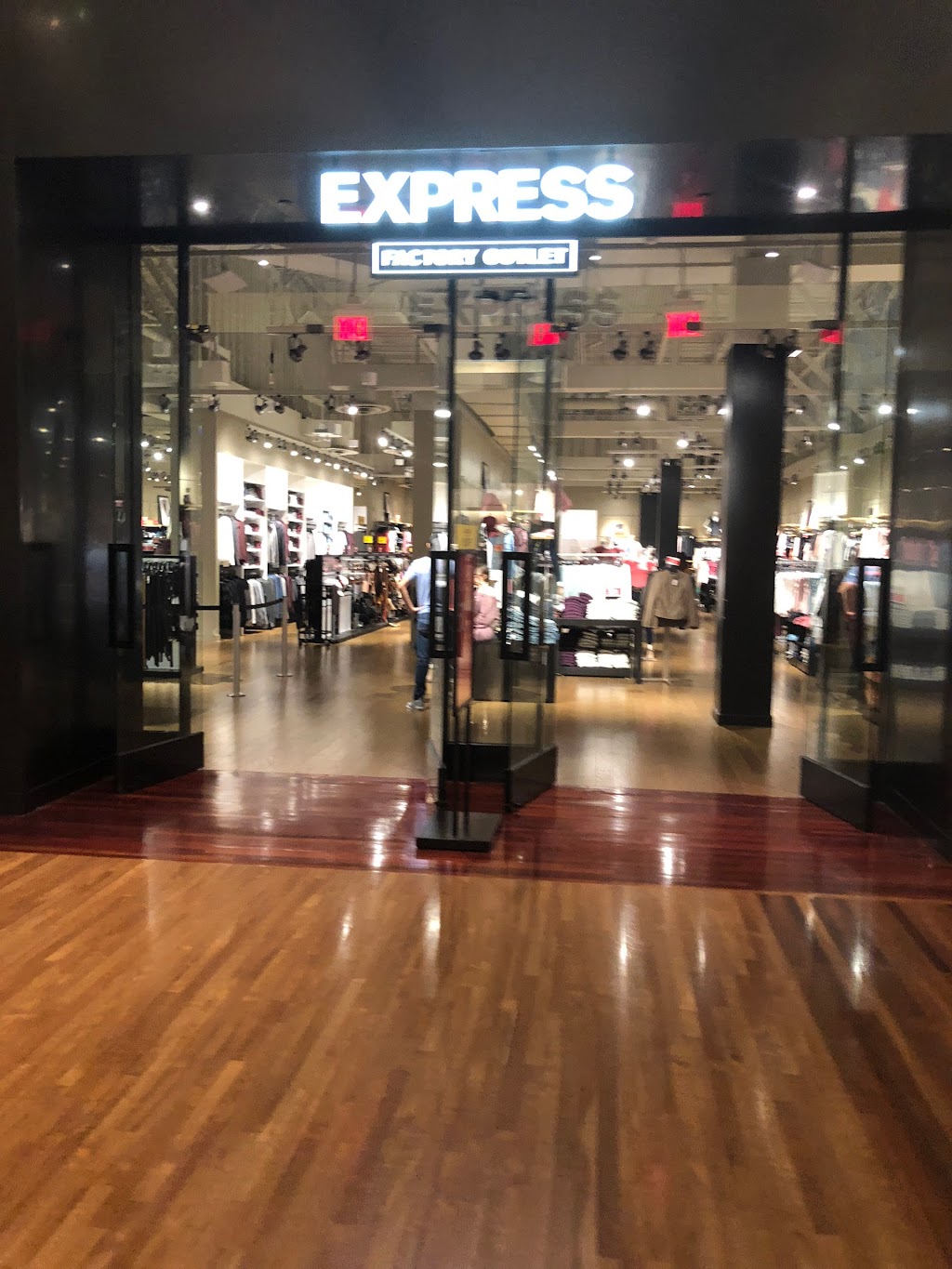 Express Factory Outlet | 3000 Grapevine Mills Pkwy, Grapevine, TX 76051, USA | Phone: (469) 645-0613