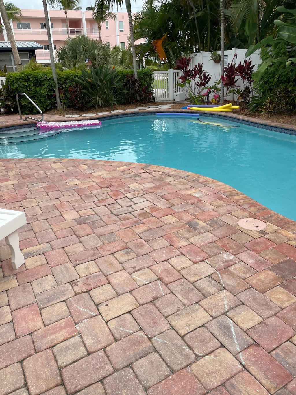 Anna Cabana Resort by Island Vacation Properties | 3709 Gulf Dr, Holmes Beach, FL 34217, USA | Phone: (941) 778-1000