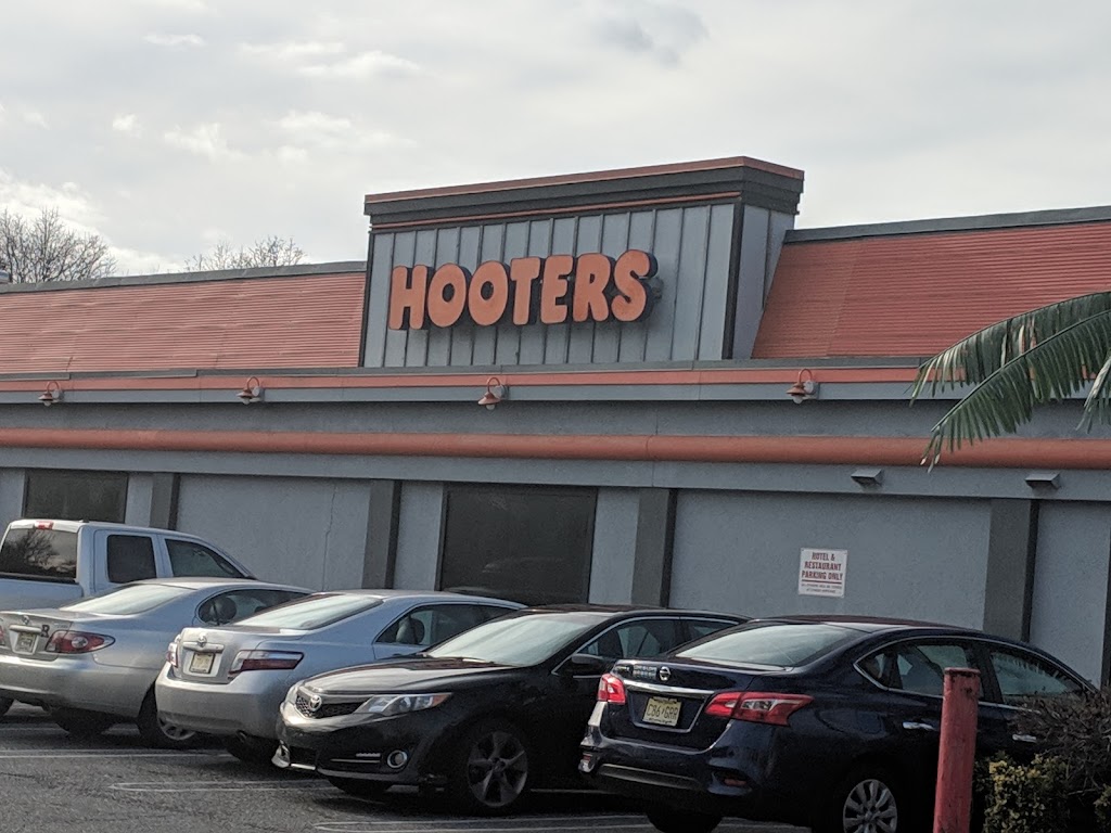 Hooters of Brunswick | 195 NJ-18, East Brunswick, NJ 08816, USA | Phone: (732) 565-9464