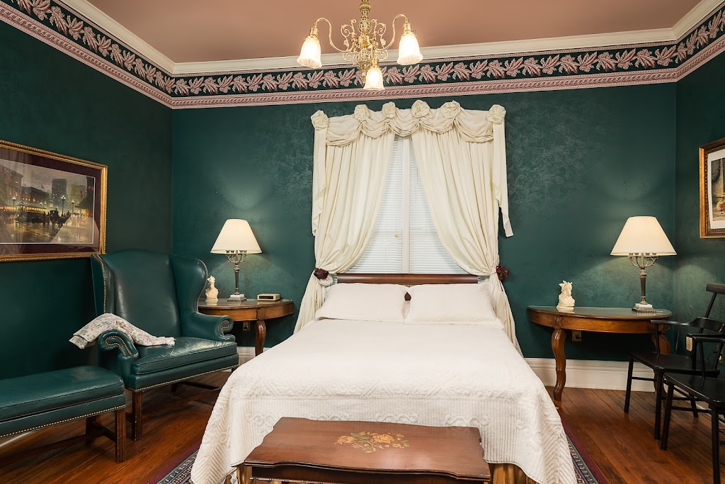 Montgomery Inn BnB | Montgomery Ave, Versailles, KY 40383, USA | Phone: (859) 251-4103