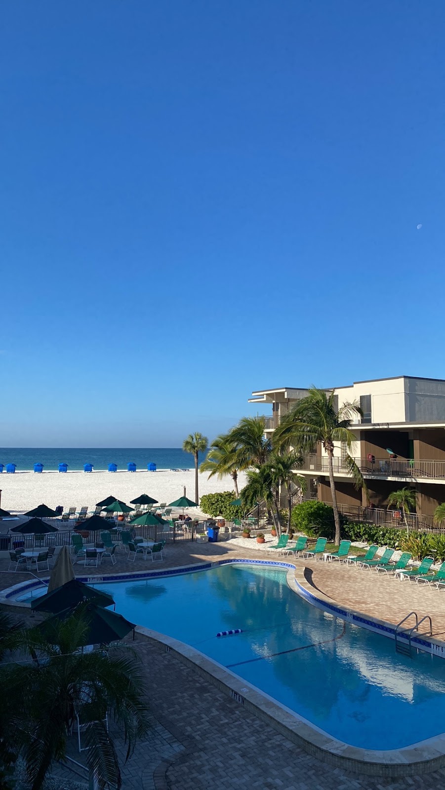 Limetree Beach Resort | 1050 Benjamin Franklin Dr, Sarasota, FL 34236, USA | Phone: (941) 388-2111