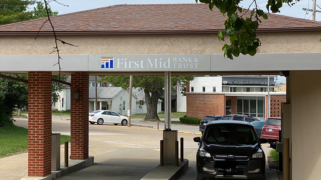 First Mid Bank & Trust | 301 Broadway St, Elsberry, MO 63343, USA | Phone: (573) 898-5511