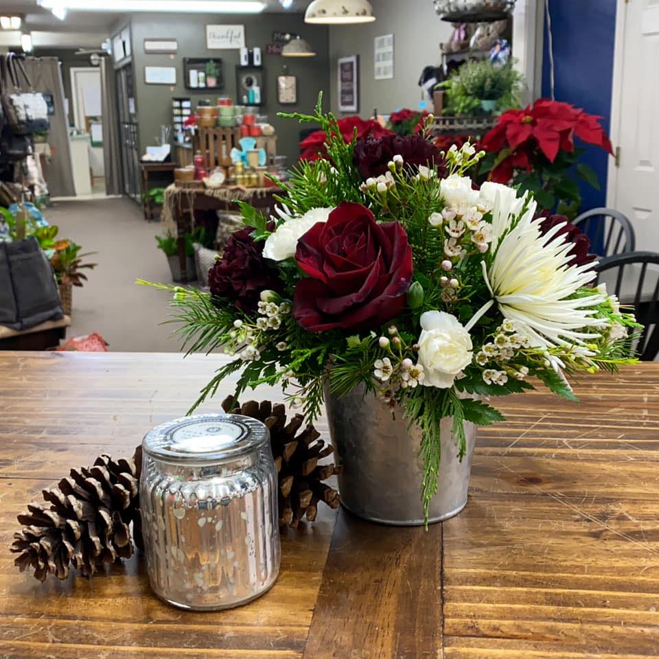 Loras Flowers & Tuxedos | 213 N Main St, Muenster, TX 76252, USA | Phone: (940) 759-4080
