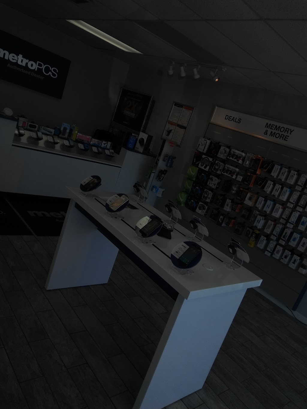 Metro by T-Mobile | 25434 Ford Rd, Dearborn Heights, MI 48127, USA | Phone: (313) 429-9250