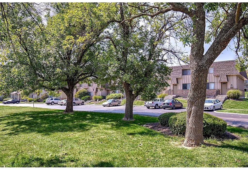 Knollwood Apartments | 4700 N Highland Ave, Kansas City, MO 64116, USA | Phone: (816) 454-1562