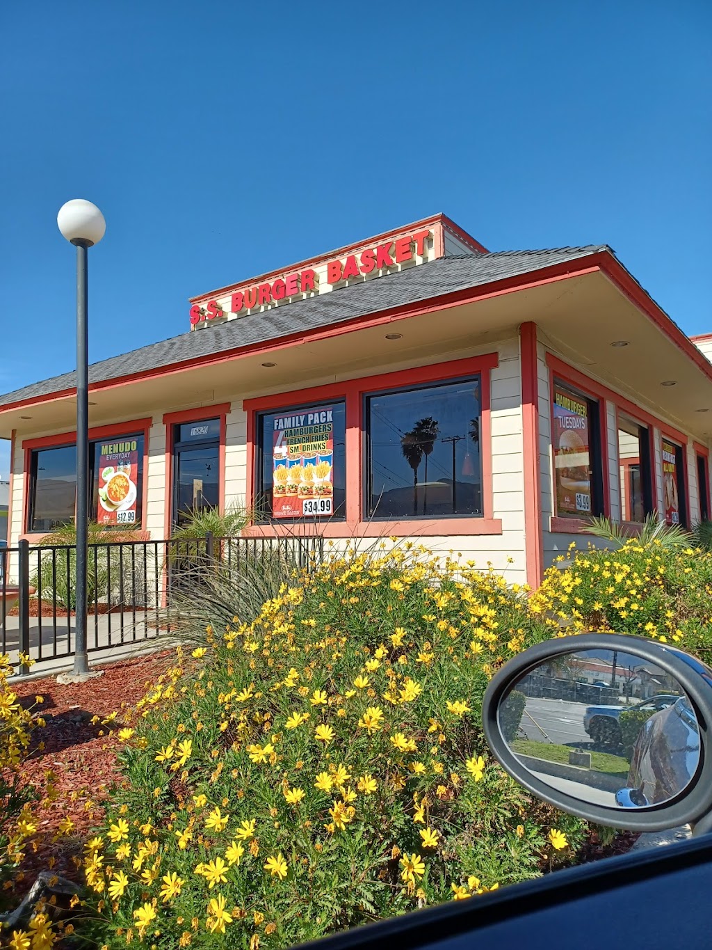 S S Burger Basket | 16820 Lakeshore Dr, Lake Elsinore, CA 92530, USA | Phone: (951) 245-5000