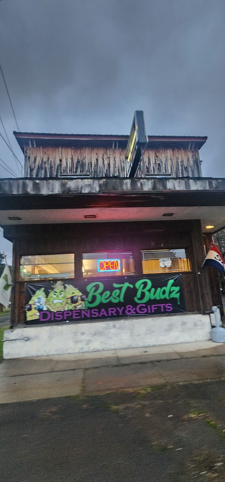 Best Budz Dispensary & Gifts | 338 Center St, Salamanca, NY 14779, USA | Phone: (716) 265-2156