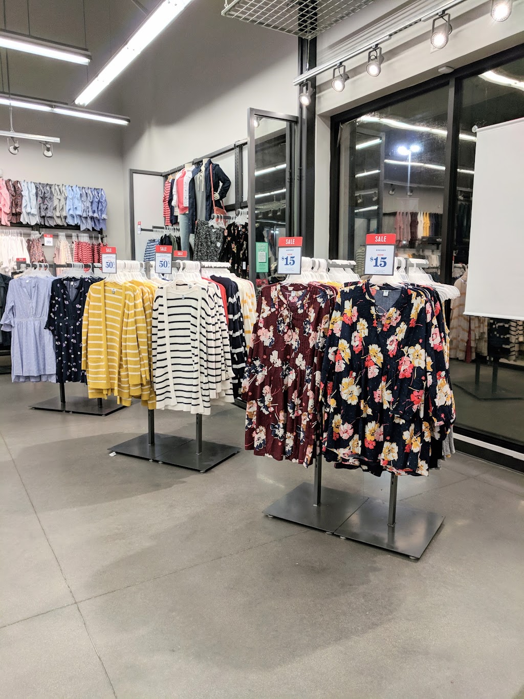 Old Navy | 6607 N Riverside Dr, Fresno, CA 93722, USA | Phone: (559) 890-8160