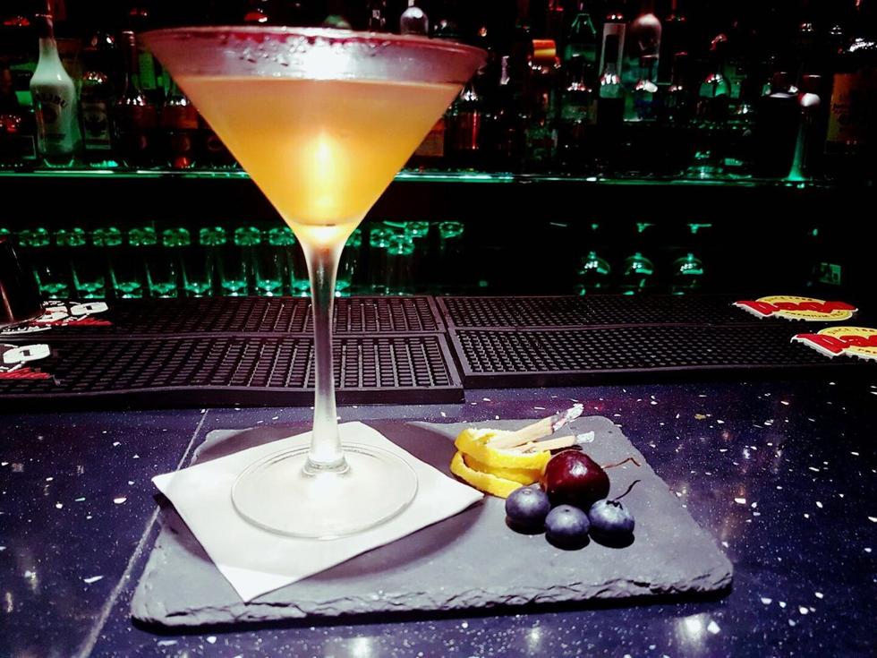 The Rail Bar & Grill | 2 Coleman Square, Howard Beach, NY 11414, USA | Phone: (718) 843-9877