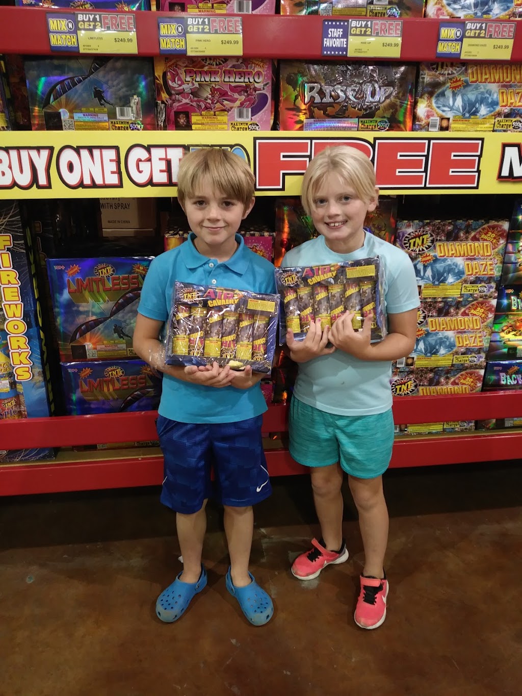 TNT Fireworks Supercenter - Waxahachie | 6900 N Interstate Hwy 35 E, Waxahachie, TX 75165, USA | Phone: (972) 576-4879