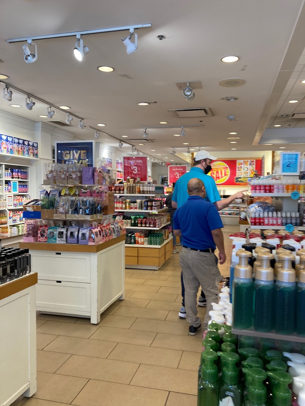 Bath & Body Works | 8300-110 Arroyo Cir, Gilroy, CA 95020, USA | Phone: (408) 846-9940