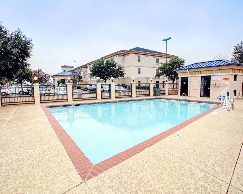 Quality Inn & Suites Airport | 2751 TX-71 East, Del Valle, TX 78617, USA | Phone: (512) 385-1000