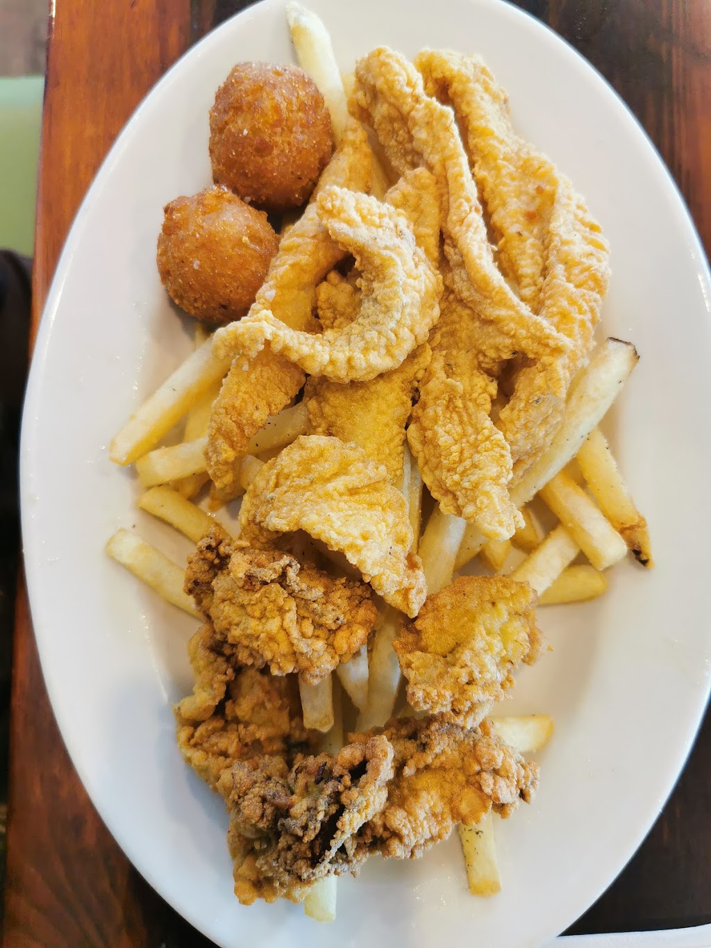 Hurricane Hole Restaurant | 1851 LA-1, Grand Isle, LA 70358, USA | Phone: (985) 787-2220