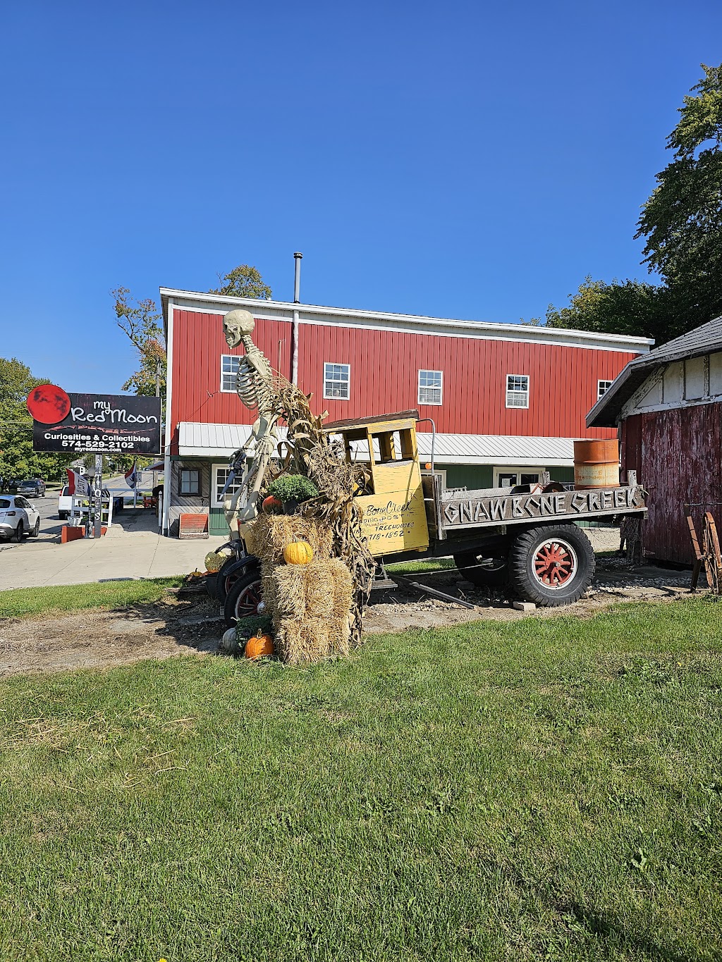 My Red Moon Curiosities & Collectibles | 306 North 1st Street Street, Pierceton, IN 46562, USA | Phone: (574) 529-2102