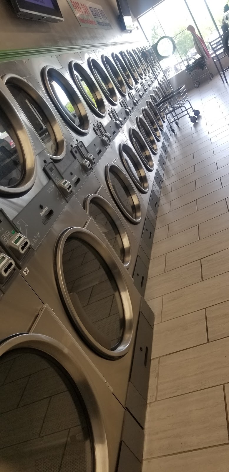 Clear Bubble laundromat | 14140 Minnieville Rd, Dale City, VA 22193, USA | Phone: (571) 285-4394