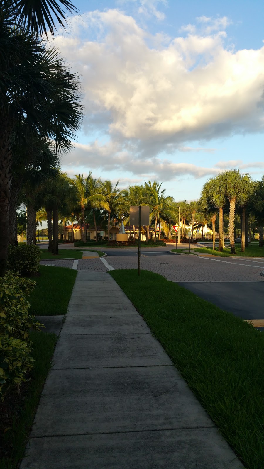 Crystal Lake Apartments | 2900 N 24th Ave, Hollywood, FL 33020 | Phone: (954) 920-2620