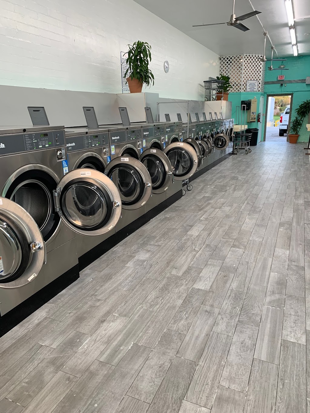 Tropical Laundry Beachside | 2136 S Atlantic Ave Suite H, Daytona Beach Shores, FL 32118, USA | Phone: (386) 281-3129