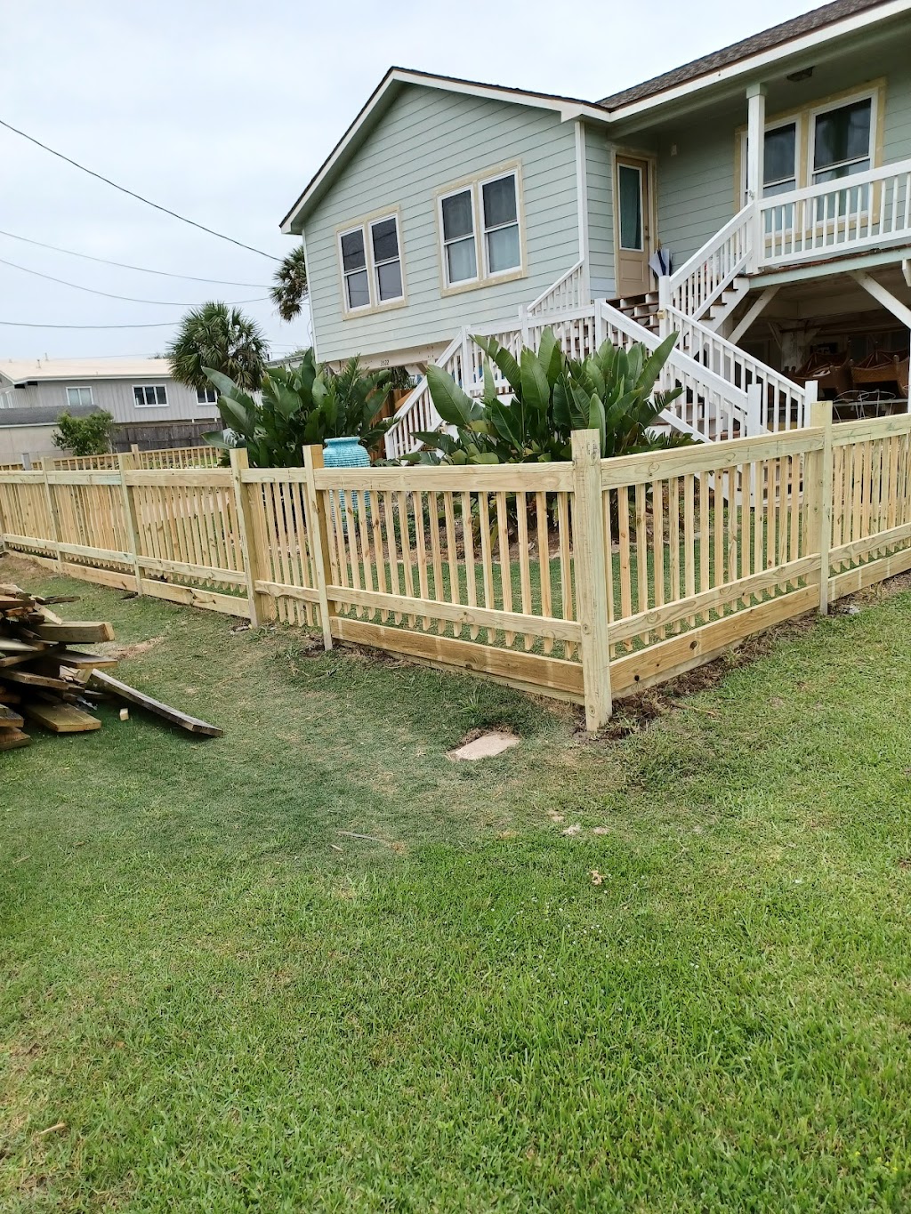 Wood Fences L.B | 4905 26th St E, Dickinson, TX 77539, USA | Phone: (713) 657-0612