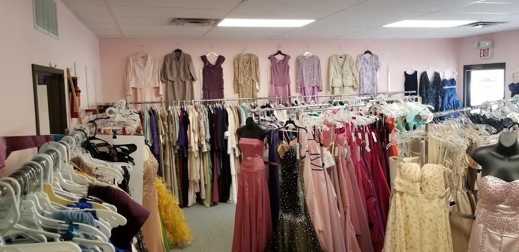 Rosebuds Bridal & Tuxedo | 7655 Highland Rd, Waterford Twp, MI 48327, USA | Phone: (248) 666-3035