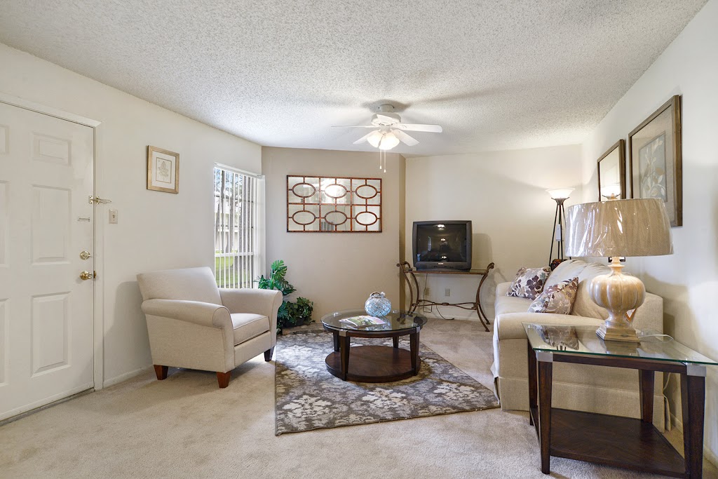 Ole London Towne Apartments | 1680 ONeal Ln, Baton Rouge, LA 70816, USA | Phone: (225) 341-4777