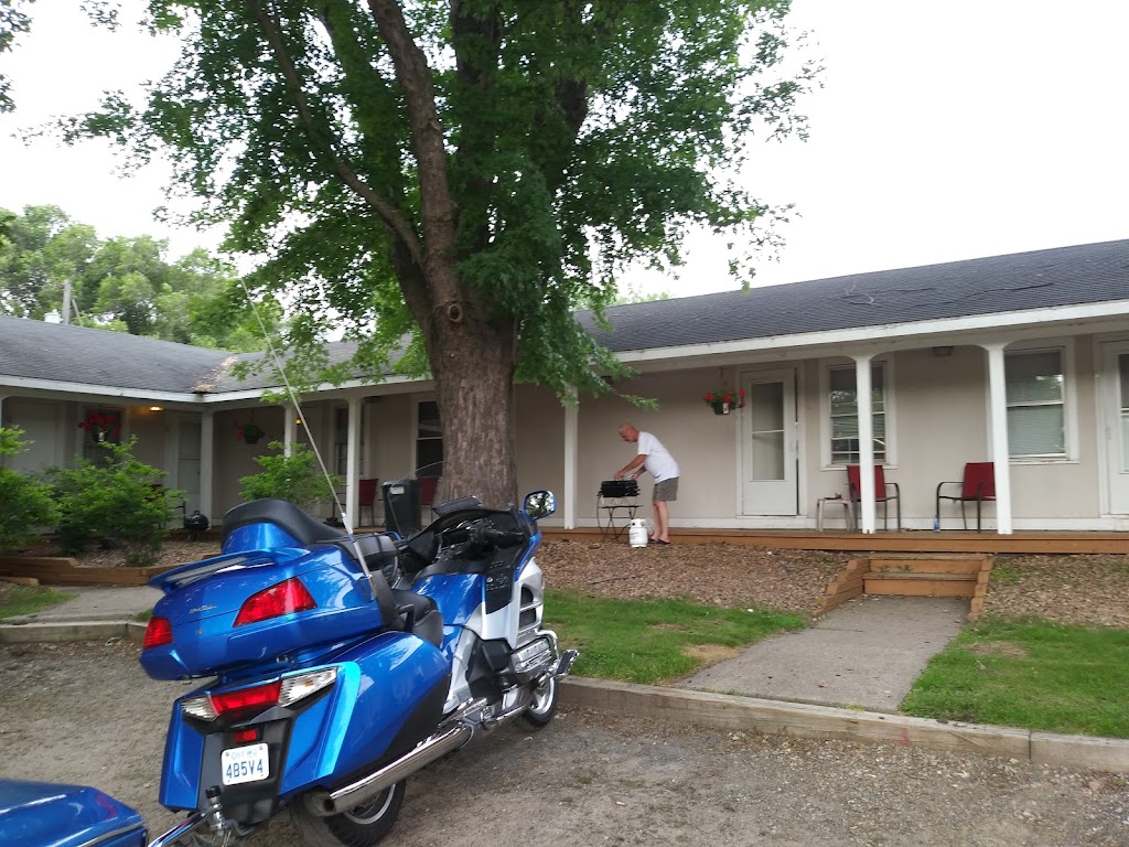 Hitching Post Motel | 23855 Forest Blvd N, Forest Lake, MN 55025, USA | Phone: (651) 464-1900