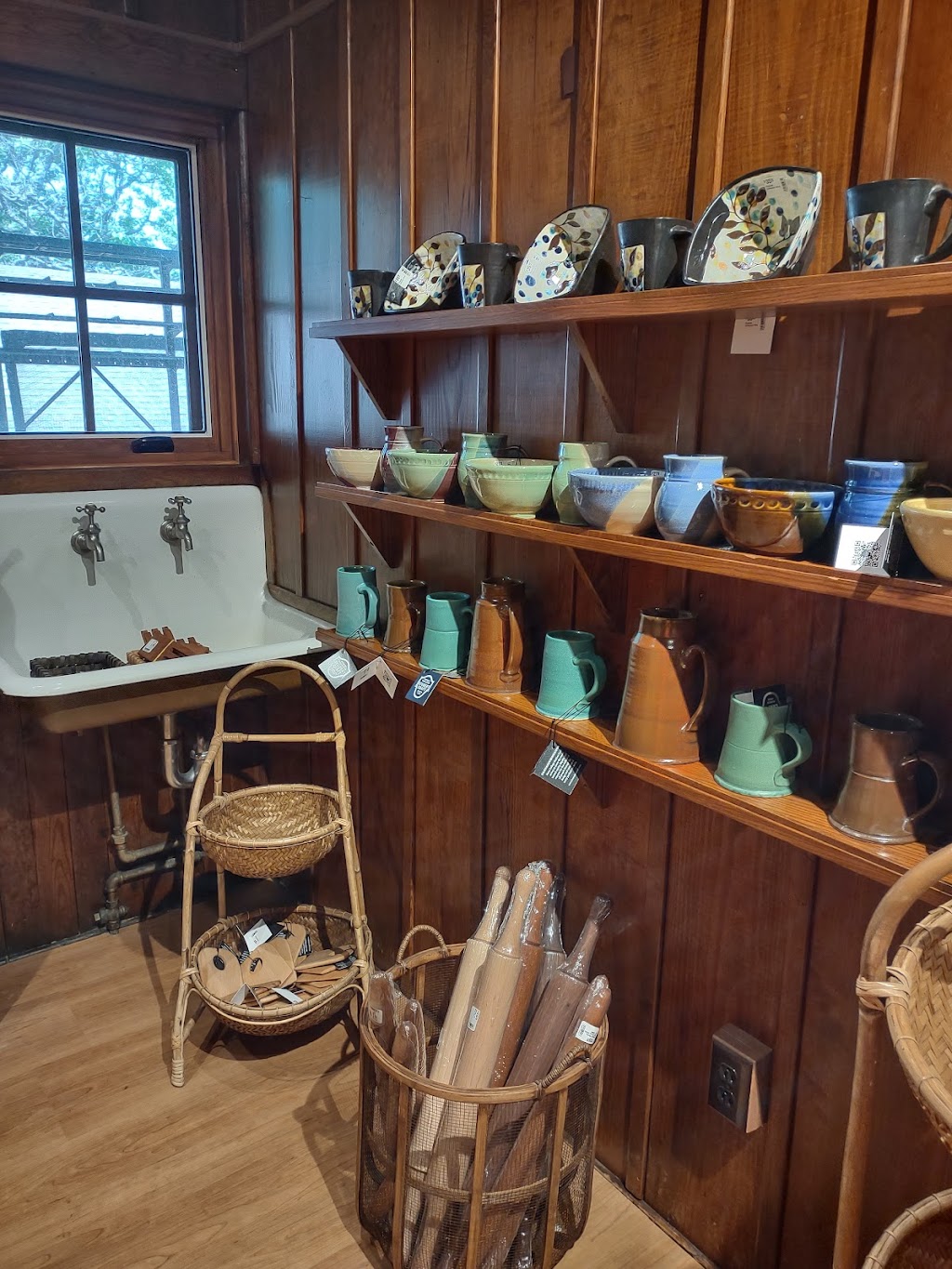 Log House Craft Gallery | 200 Estill St, Berea, KY 40404, USA | Phone: (859) 985-3226