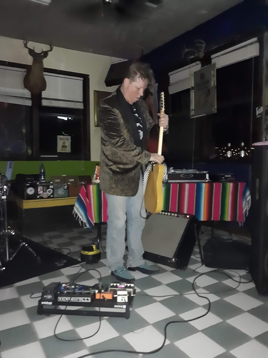 Saras Ice House | 4003 N Main St, Houston, TX 77009, USA | Phone: (832) 441-0078