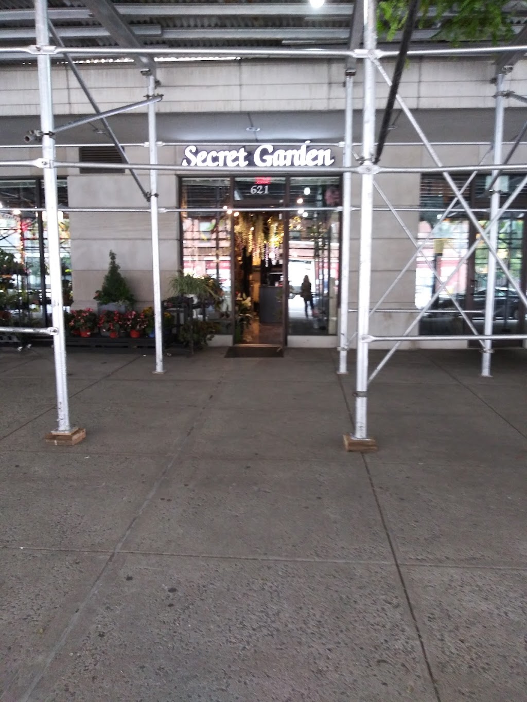 The Secret Garden | 621 Amsterdam Ave, New York, NY 10024, USA | Phone: (212) 362-8188