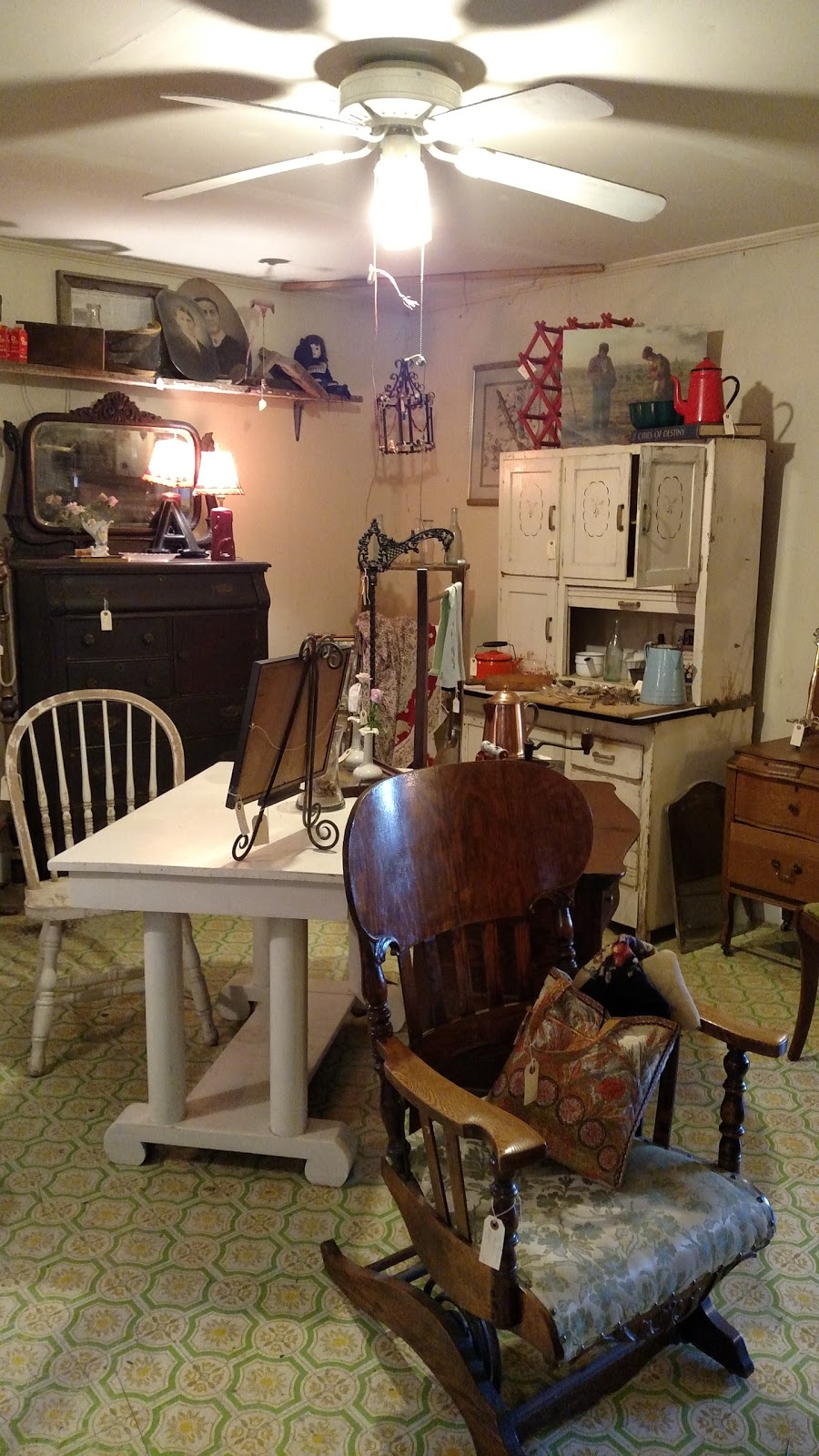 Carters Creek Station Antiques | 2984 Carters Creek Station Rd, Columbia, TN 38401, USA | Phone: (931) 486-0405