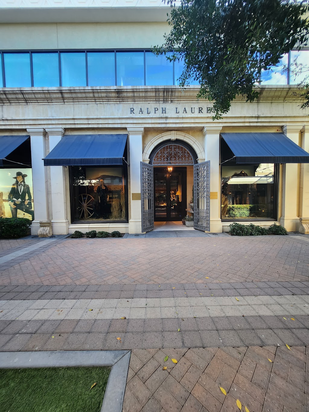 Fendi Phoenix Saks | 2446 E Camelback Rd, Phoenix, AZ 85016, USA | Phone: (602) 956-3794