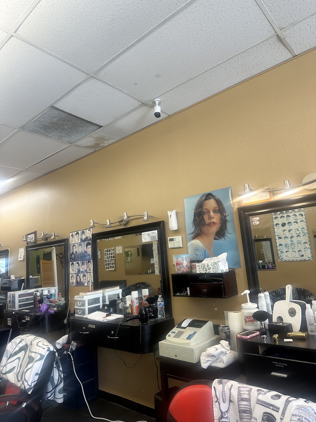 Saras barber shop | 22415 Barton Rd, Grand Terrace, CA 92313, USA | Phone: (951) 214-8204