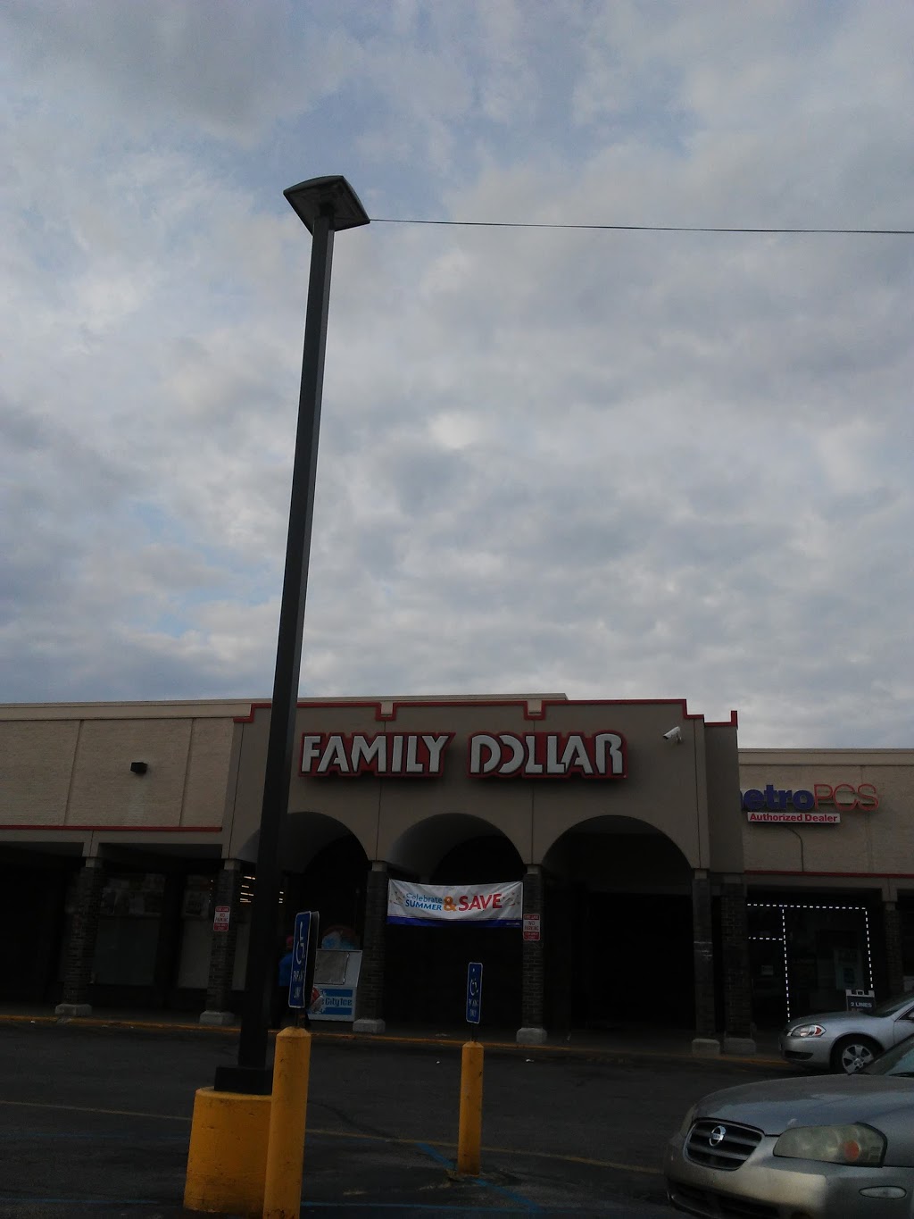 Family Dollar | 2435 Harrison Ave, Cincinnati, OH 45211, USA | Phone: (513) 975-6928