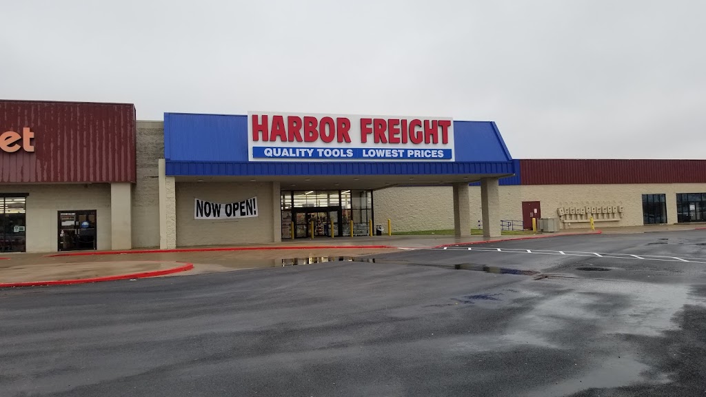 Harbor Freight Tools | 1663 W Henderson St Suite 4, Cleburne, TX 76033, USA | Phone: (817) 774-4111