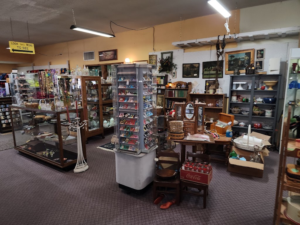 Lighthouse Antique Mall | 19130 W Frontage Rd, Raymond, IL 62560, USA | Phone: (217) 742-7576