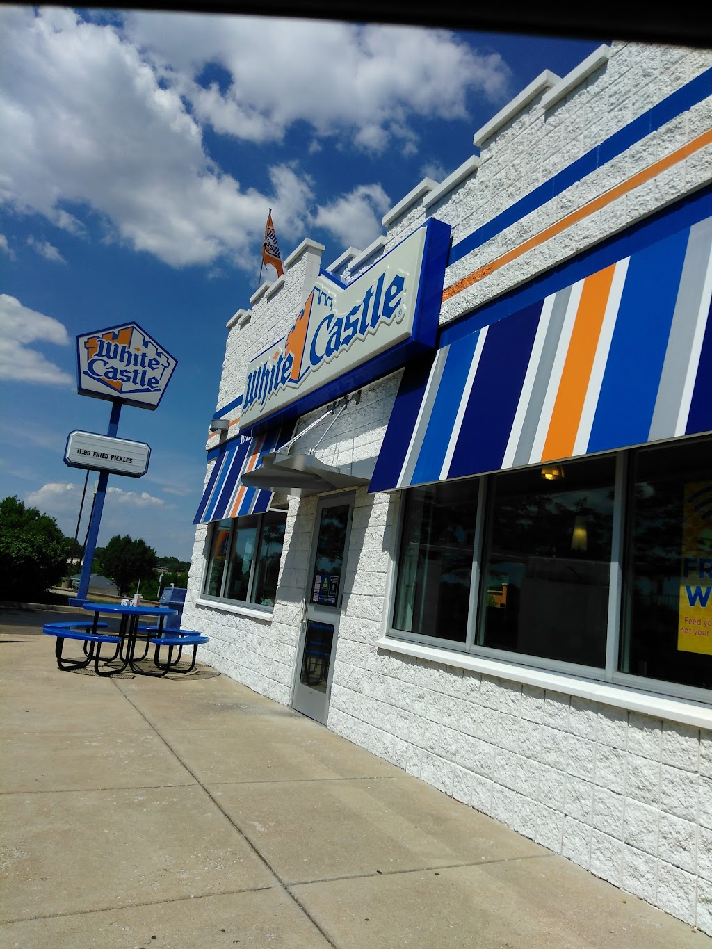 White Castle | 10720 Bellefontaine Rd, St. Louis, MO 63137, USA | Phone: (314) 869-1026