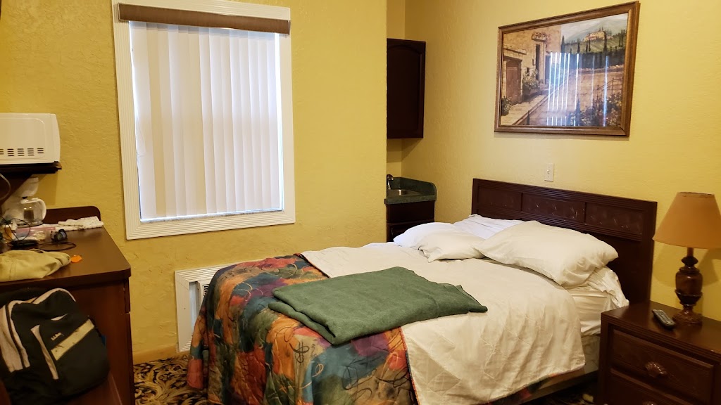 Sails Resort Apartment Motel | 17004 Gulf Blvd, North Redington Beach, FL 33708 | Phone: (727) 391-6000