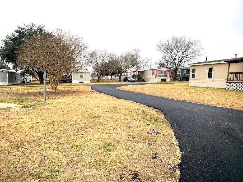 Sun Country Mobile Home Park | 170 Sunny Loop, La Vernia, TX 78121, USA | Phone: (512) 200-4664