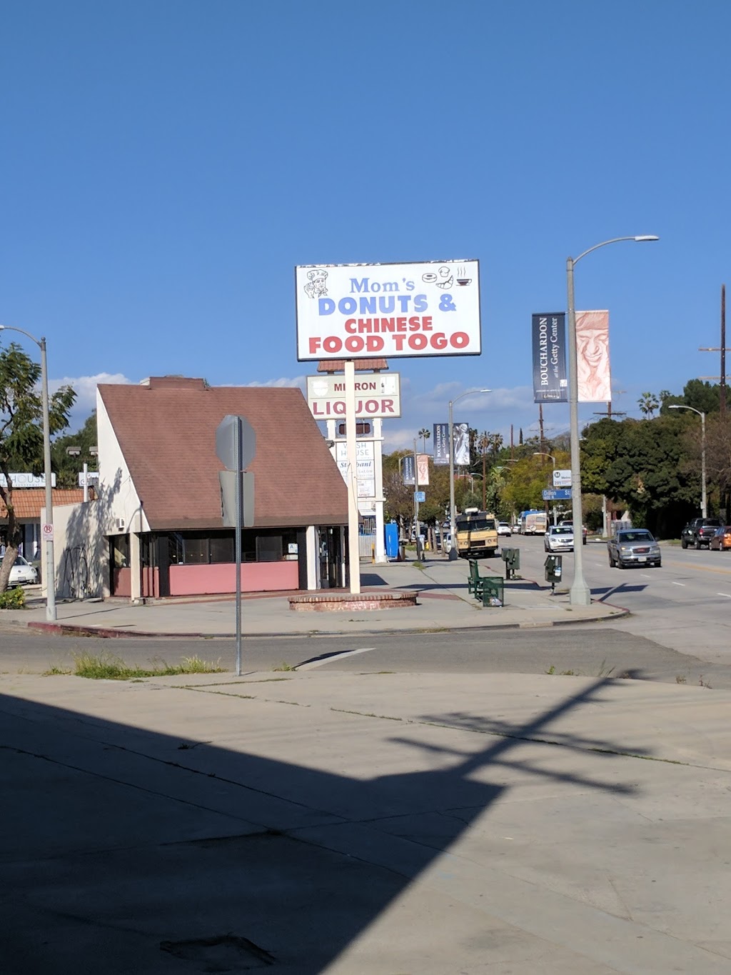 Moms Donut & Chinese Food To Go | 601 Silver Lake Blvd, Los Angeles, CA 90026, USA | Phone: (323) 665-9272