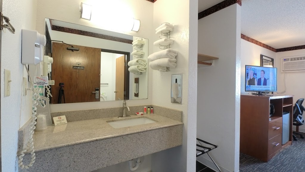 Waconia Inn & Suites | 301 E Frontage Rd, Waconia, MN 55387, USA | Phone: (952) 442-5147