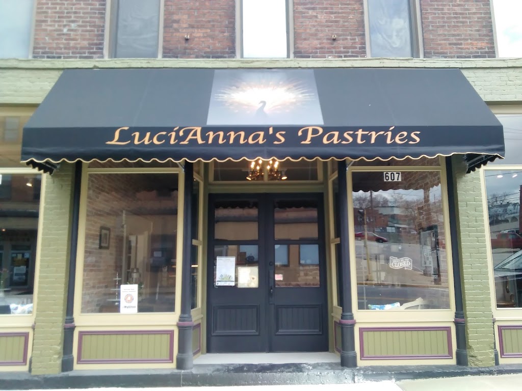Luciannas Pastries | 607 E Broadway, Alton, IL 62002, USA | Phone: (618) 433-9989