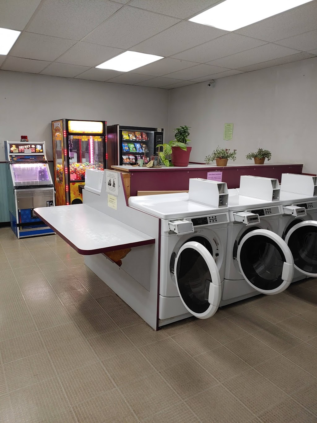 Queen Square Laundromat | 230 Denver Ave, Fort Lupton, CO 80621, USA | Phone: (303) 857-1775