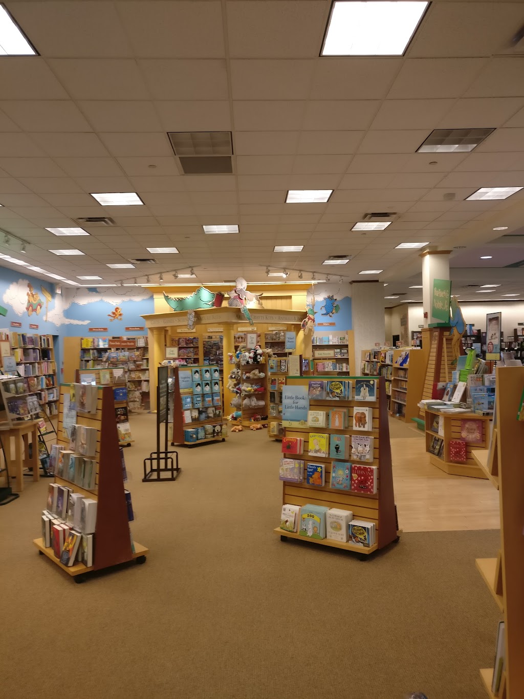 Barnes & Noble | The Commons at Calabasas Park, 4735 Commons Way, Calabasas, CA 91302, USA | Phone: (818) 222-0542