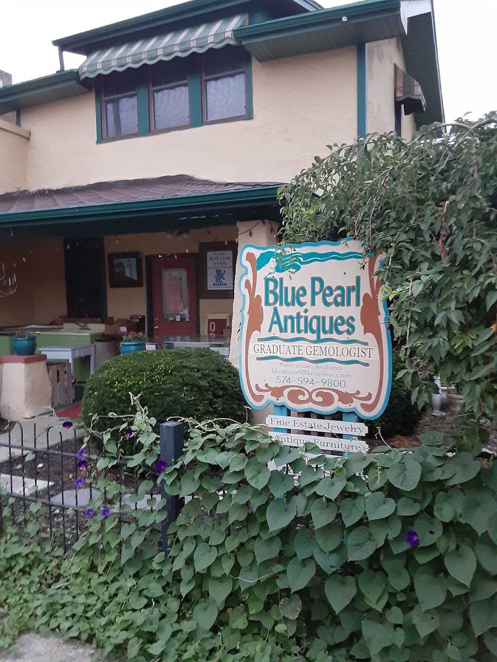 Blue Pearl Antiques & Art Gall | 112 N First St, Pierceton, IN 46562, USA | Phone: (574) 594-9800