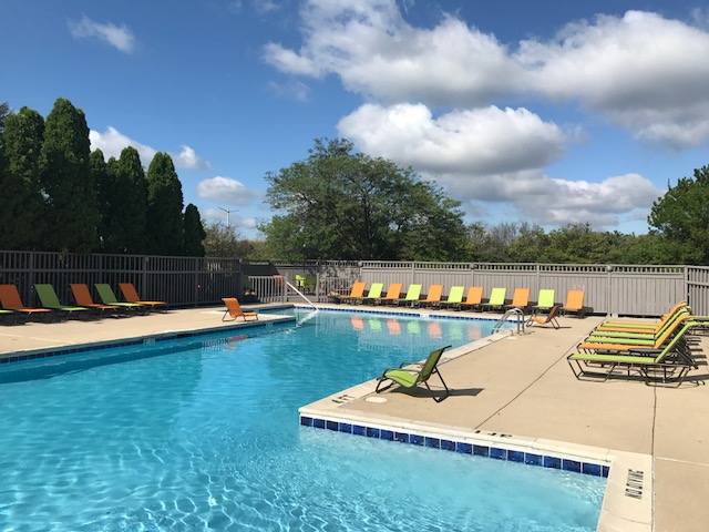 Bristol Club Apartments | 5700 Walnut Ave, Downers Grove, IL 60516, USA | Phone: (630) 969-1010