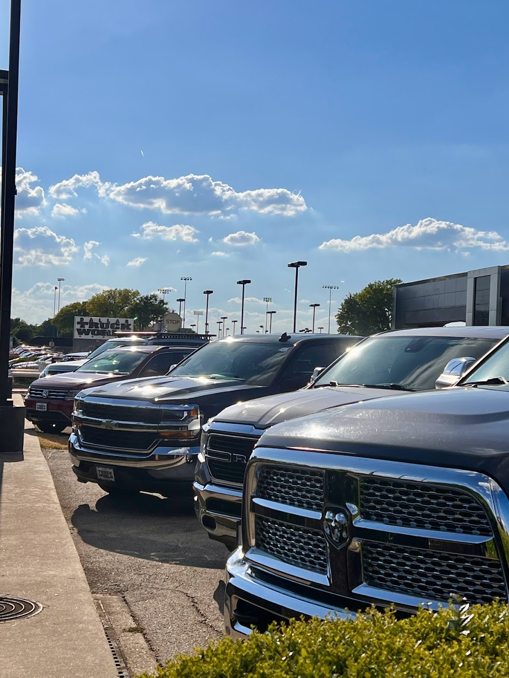 Dallas Truck World | 3333 W Plano Pkwy, Plano, TX 75075, USA | Phone: (469) 409-2800