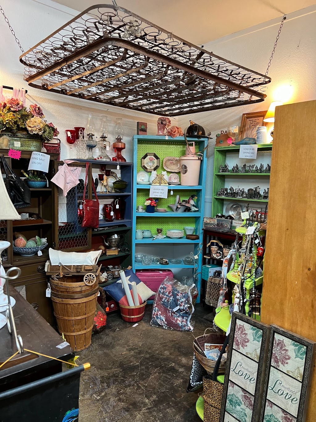 Lone star antique and craft mall | 102 Manor Dr, Azle, TX 76020, USA | Phone: (817) 683-9046