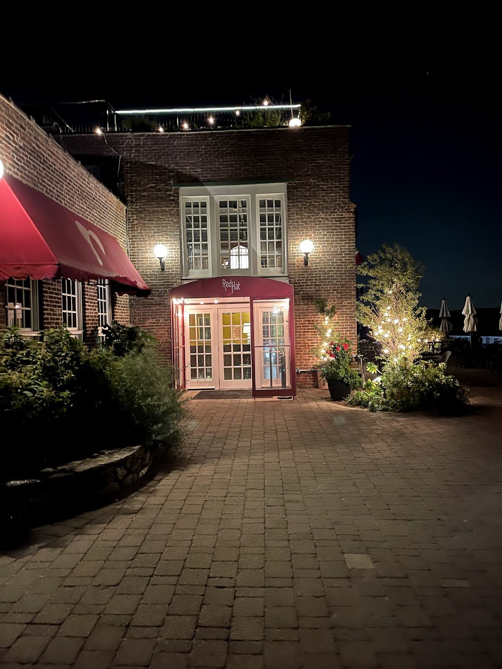 Red Hat on the River | 1 Bridge St, Irvington, NY 10533, USA | Phone: (914) 591-5888